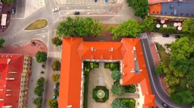 Rynek Pazar Meydanı, Eski Belediye Binası, Yeni Belediye Binası, renkli cepheli renkli binalar ve kaplamalı çatıları olan Lowicz eski şehir tarihi şehir merkezinin en iyi panoramik manzarası, Polonya