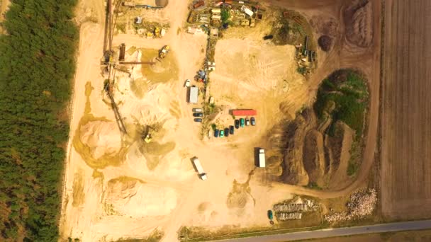 Vista aérea de arenero y planta de producción de materiales de arena para la industria de la construcción. Vista superior de la gran planta de fabricación en el paisaje — Vídeo de stock