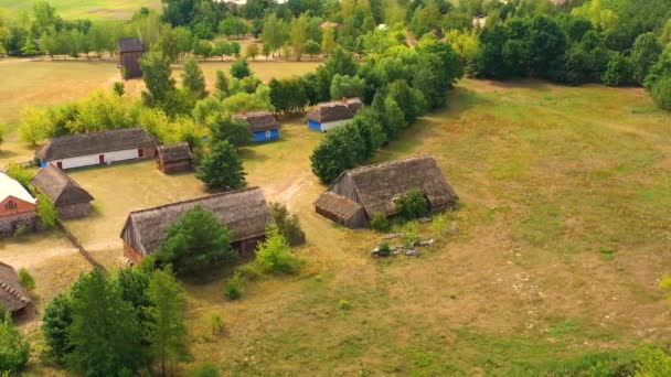 Maurzyce parc du patrimoine de l'architecture en bois, bâtiment antique en plein air musée. Lowicz, Pologne — Video