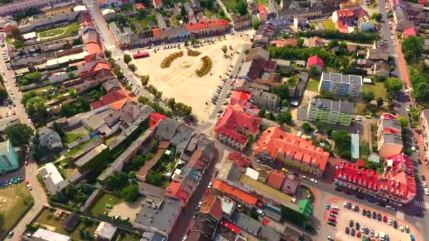 Vista panorámica aérea superior del casco antiguo de Lowicz centro histórico de la ciudad con la plaza del mercado de Rynek, el ayuntamiento antiguo, el nuevo ayuntamiento, edificios coloridos con fachada multicolor y techos de azulejos, Polonia — Vídeos de Stock