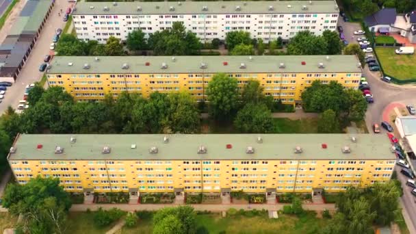Drone vista de edificio residencial largo, vista aérea hora de verano — Vídeo de stock