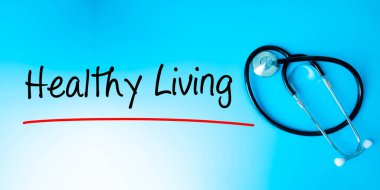 Sağlıklı Yaşam İşareti. Kırmızı satırlı metin. Steteskopla mavi arka planda izole edilmiş. Sağlık kavramı