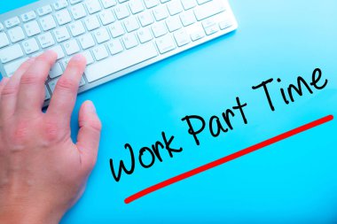 Part-time tabelasında çalış. Evde bilgisayarcı yazarla çalış. Adam elleri klavyede. Mavi arka planda izole edilmiş. İş konsepti. Stok Fotoğrafı