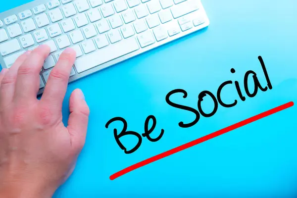Vara Sociala Tecken Arbeta Hemma Med Dator Man Skriver Händerna — Stockfoto