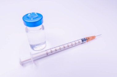 Aşı ve şırınga. Korona virüsü enfeksiyonunu önleme, aşılama ve tedavi. Aşı şişesi grip aşısı iğne şırıngası.