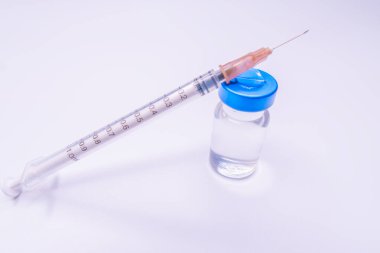 Aşı ve şırınga. Korona virüsü enfeksiyonunu önleme, aşılama ve tedavi. Aşı şişesi grip aşısı iğne şırıngası.