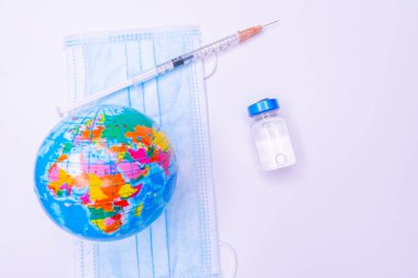 Tıbbi uyuşturucu aşısı şırınga enjeksiyon tedavisi harita dünyasında, tıbbi konsept turizm seyahat hastalıkları sağlıklı. Covid 19, Flue shot. seçici odak