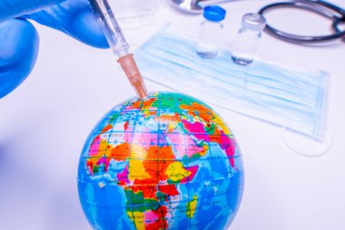 Tıbbi el Dünya 'ya aşı enjekte ediyor. Koronavirüse karşı tüm insanlar için tedavi kavramı. Seçici odak.