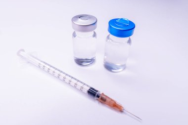 İğne için ilaç şişesi. Aşı için tıbbi cam şişeler ve şırınga. tedavi için sıvı ilaç veya aşı, laboratuvarda grip, hastane veya eczane kavramı beyaz arka planda izole edilmiş.