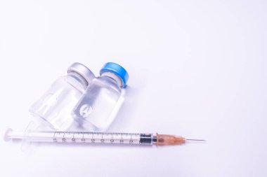 İğne için ilaç şişesi. Aşı için tıbbi cam şişeler ve şırınga. tedavi için sıvı ilaç veya aşı, laboratuvarda grip, hastane veya eczane kavramı beyaz arka planda izole edilmiş.