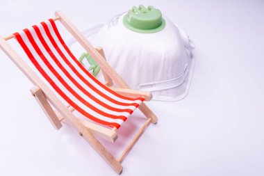 Haritadaki steteskop tıbbi konsept turizm seyahat hastalığı sağlıklı beyaz arka plan. seçici odaklı steteskop güneş yatağı