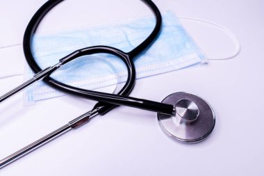 Coronavirus Salgını İlgili Malzemeler. Cerrahi Maske ve El Dezenfekte Jeli, Doktor Stetoskop.