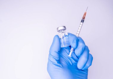 Elinde enjeksiyon için ilaç şişesi, bir doktorun avucunda. Aşı için tıbbi cam şişe. Bilim ekipmanları, sıvı ilaç veya aşısı, laboratuvarda, hastanede veya eczanede grip.