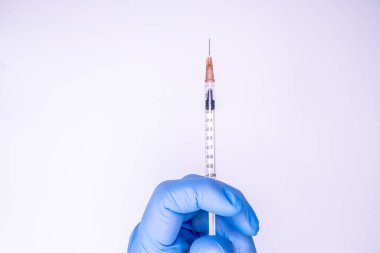 Şırınga, tıbbi enjeksiyon, şişe, elinde ampul, avuç içi ya da parmak. İğneli tıbbi plastik aşı ekipmanı. Hemşire ya da doktor. Sıvı uyuşturucu ya da uyuşturucu. Hastanede sağlık hizmeti.