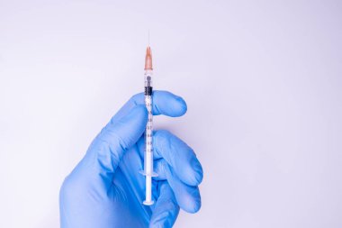 Bir doktorun, hemşirenin, ilacın ya da aşı şişesinin elinde şırınga. Aşı ve bağışıklık konsepti. İlaç ve sağlık hizmetleri. Aşı denemeleri ve araştırmaları. Eczane. Kopya alanı