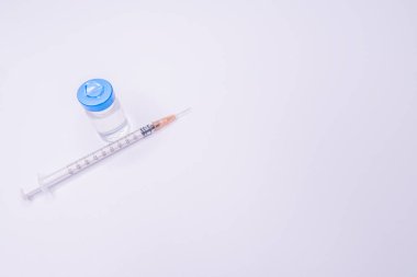 Aşı ve şırınga. Korona virüsü enfeksiyonunu önleme, aşılama ve tedavi. Aşı şişesi grip aşısı iğne şırıngası.