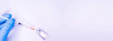 Beyaz zemin üzerinde aşı yapmadan önce şırıngayı tutan doktor ya da hemşirenin eldivenli eli. Covid19, Coronavirus Konsepti. Boşluğu Kopyala