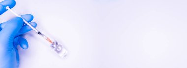 Coronavirus gribi, pandemik aşılar, şırınga ve mavi zemin üzerinde kırmızı sıvı bulunan şişe. Tıbbi konsept, steteskop, deri altı enjeksiyonu, hastalığın tedavisi. Boşluğu metin ya da logo Kopyalama Boşluğu için kopyala