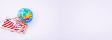 Covid-19 aşı şişeli aşı sertifikası, şırınga aşılama belgesi, dünya haritasında tıbbi maskeyle seyahat eden bir yüz maskesi.