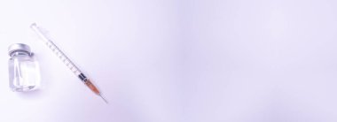 İğne için ilaç şişesi. Aşı için tıbbi cam şişeler ve şırınga. tedavi için sıvı ilaç ya da aşı, laboratuvarda grip, hastane ya da eczane konsepti beyaz arka planda izole edilmiş. Boşluğu Kopyala