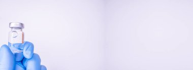 Elinde enjeksiyon için ilaç şişesi, bir doktorun avucunda. Aşı için tıbbi cam şişe. Bilim ekipmanları, sıvı ilaç ya da aşılar. Laboratuvarda, hastanede ya da eczanede grip. Boşluğu Kopyala