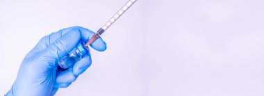 Bir doktorun, hemşirenin, ilacın ya da aşı şişesinin elinde şırınga. Aşı ve bağışıklık konsepti. İlaç ve sağlık hizmetleri. Aşı denemeleri ve araştırmaları. Eczane. Kopya Boşluğu Kopyalama Boşluğu