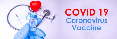 Mavi eldivenli, Coronavirüs, Covid 19 virüsü, aşı şişesi taşıyan sağlık tedavisi.