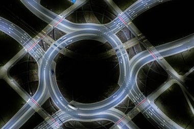 Arial modern ulaşım otoyolu, Road and Roundabout, karayolu trafiği, Asya 'da çok katlı kavşak otoyolu manzarası. Ulaşım için önemli altyapı.
