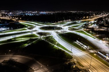 Arial modern ulaşım otoyolu, Road and Roundabout, karayolu trafiği, Asya 'da çok katlı kavşak otoyolu manzarası. Ulaşım için önemli altyapı.