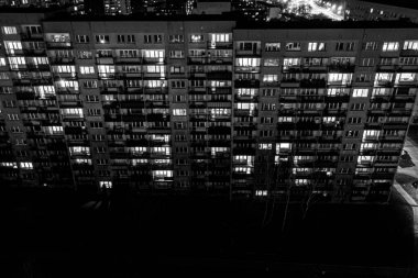 Çağdaş apartman binalarının çatısından bak. Ulyanovsk yerleşim bölgesi yakınlarında. Siyah ve beyaz