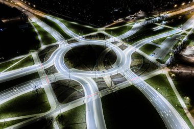 Arial modern ulaşım otoyolu, Road and Roundabout, karayolu trafiği, Asya 'da çok katlı kavşak otoyolu manzarası. Ulaşım için önemli altyapı.