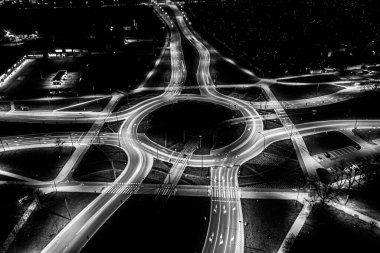 Arial modern ulaşım otoyolu, Road and Roundabout, karayolu trafiği, Asya 'da çok katlı kavşak otoyolu manzarası. Ulaşım için önemli bir altyapı. Siyah ve beyaz