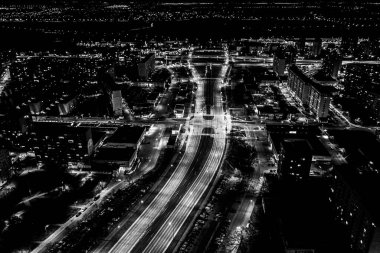 Çağdaş apartman binalarının çatısından bak. Ulyanovsk yerleşim bölgesi yakınlarında. Siyah ve beyaz