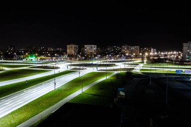 Arial modern ulaşım otoyolu, Road and Roundabout, karayolu trafiği, Asya 'da çok katlı kavşak otoyolu manzarası. Ulaşım için önemli altyapı.