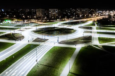 Arial modern ulaşım otoyolu, Road and Roundabout, karayolu trafiği, Asya 'da çok katlı kavşak otoyolu manzarası. Ulaşım için önemli altyapı.