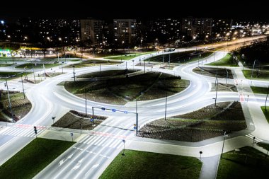 Arial modern ulaşım otoyolu, Road and Roundabout, karayolu trafiği, Asya 'da çok katlı kavşak otoyolu manzarası. Ulaşım için önemli altyapı.