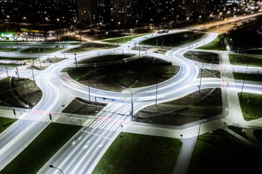 Arial modern ulaşım otoyolu, Road and Roundabout, karayolu trafiği, Asya 'da çok katlı kavşak otoyolu manzarası. Ulaşım için önemli altyapı.