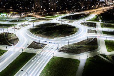 Arial modern ulaşım otoyolu, Road and Roundabout, karayolu trafiği, Asya 'da çok katlı kavşak otoyolu manzarası. Ulaşım için önemli altyapı.