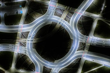 Arial modern ulaşım otoyolu, Road and Roundabout, karayolu trafiği, Asya 'da çok katlı kavşak otoyolu manzarası. Ulaşım için önemli altyapı.