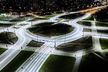 Arial modern ulaşım otoyolu, Road and Roundabout, karayolu trafiği, Asya 'da çok katlı kavşak otoyolu manzarası. Ulaşım için önemli altyapı.
