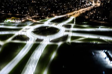 Arial modern ulaşım otoyolu, Road and Roundabout, karayolu trafiği, Asya 'da çok katlı kavşak otoyolu manzarası. Ulaşım için önemli altyapı.