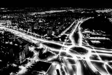 Arial modern ulaşım otoyolu, Road and Roundabout, karayolu trafiği, Asya 'da çok katlı kavşak otoyolu manzarası. Ulaşım için önemli bir altyapı. Siyah ve beyaz