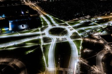 Arial modern ulaşım otoyolu, Road and Roundabout, karayolu trafiği, Asya 'da çok katlı kavşak otoyolu manzarası. Ulaşım için önemli altyapı.