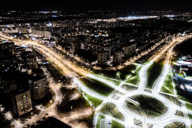 Arial modern ulaşım otoyolu, Road and Roundabout, karayolu trafiği, Asya 'da çok katlı kavşak otoyolu manzarası. Ulaşım için önemli altyapı.