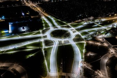Arial modern ulaşım otoyolu, Road and Roundabout, karayolu trafiği, Asya 'da çok katlı kavşak otoyolu manzarası. Ulaşım için önemli altyapı.