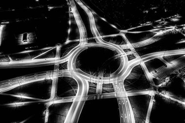 Arial modern ulaşım otoyolu, Road and Roundabout, karayolu trafiği, Asya 'da çok katlı kavşak otoyolu manzarası. Ulaşım için önemli bir altyapı. Siyah ve beyaz