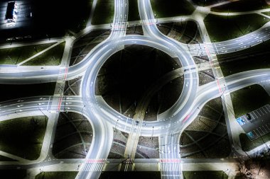 Arial modern ulaşım otoyolu, Road and Roundabout, karayolu trafiği, Asya 'da çok katlı kavşak otoyolu manzarası. Ulaşım için önemli altyapı.
