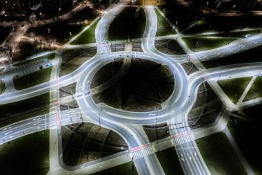 Arial modern ulaşım otoyolu, Road and Roundabout, karayolu trafiği, Asya 'da çok katlı kavşak otoyolu manzarası. Ulaşım için önemli altyapı.