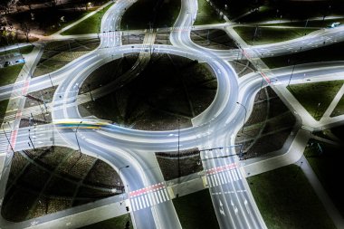 Arial modern ulaşım otoyolu, Road and Roundabout, karayolu trafiği, Asya 'da çok katlı kavşak otoyolu manzarası. Ulaşım için önemli altyapı.