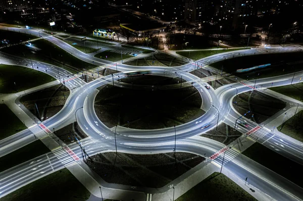 Arial modern ulaşım otoyolu, Road and Roundabout, karayolu trafiği, Asya 'da çok katlı kavşak otoyolu manzarası. Ulaşım için önemli altyapı.